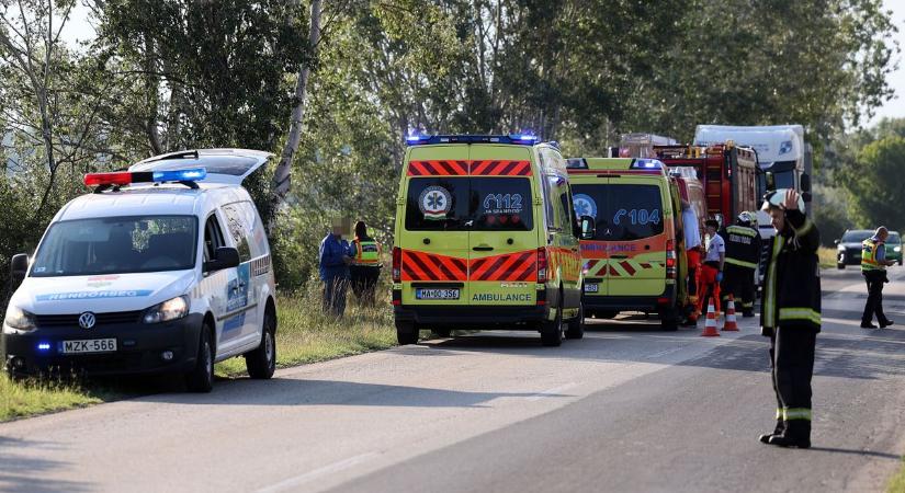 Hátborzongató kettős előzés Halasnál: fának csapódott az árokba repülő autós  fotók, videó