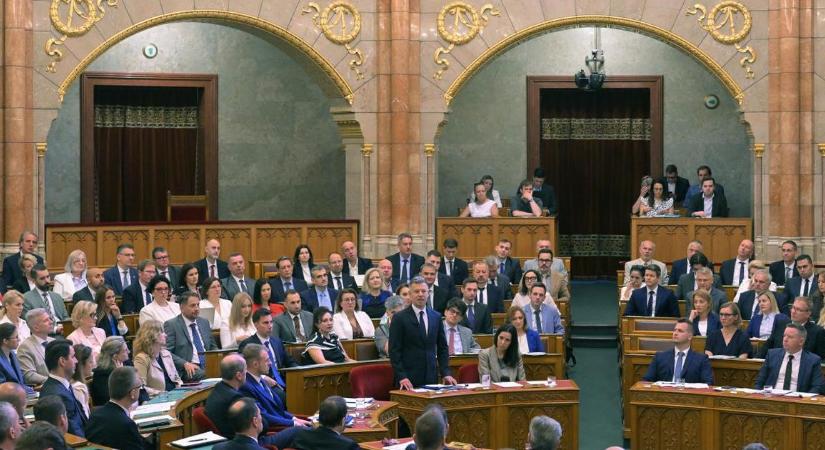 Elfogadta az Országgyűlés a médiatörvény módosítását, felszámolják a propagandagyárat