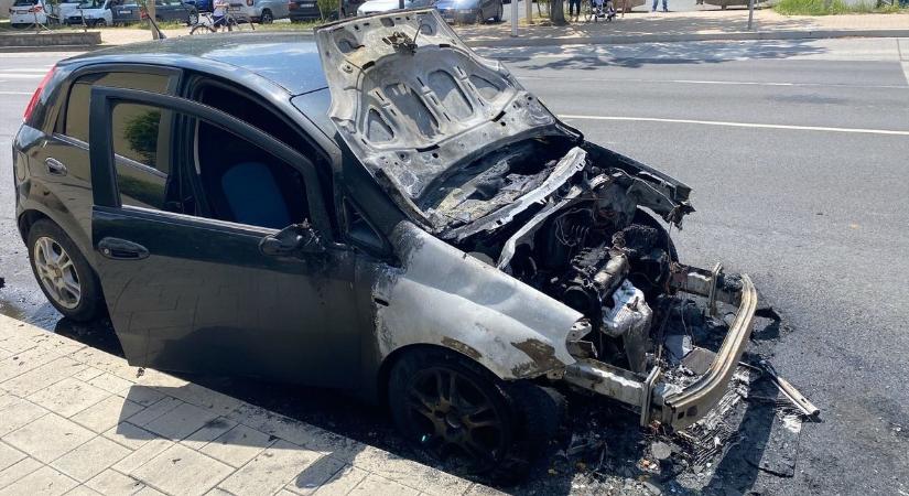 Menet közben gyulladt ki egy személygépkocsi Zalaegerszegen (galéria)