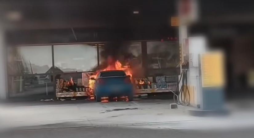 Füstölni kezdett az autó az M0-áson, a sofőr úgy döntött, behajt a benzinkútra, kis híján tragédia lett a vége - videó