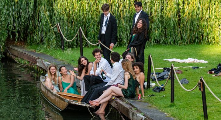 Vizsgák után jöhet az őrület, ilyen volt az idei Cambridge May Ball fesztiválhangulata