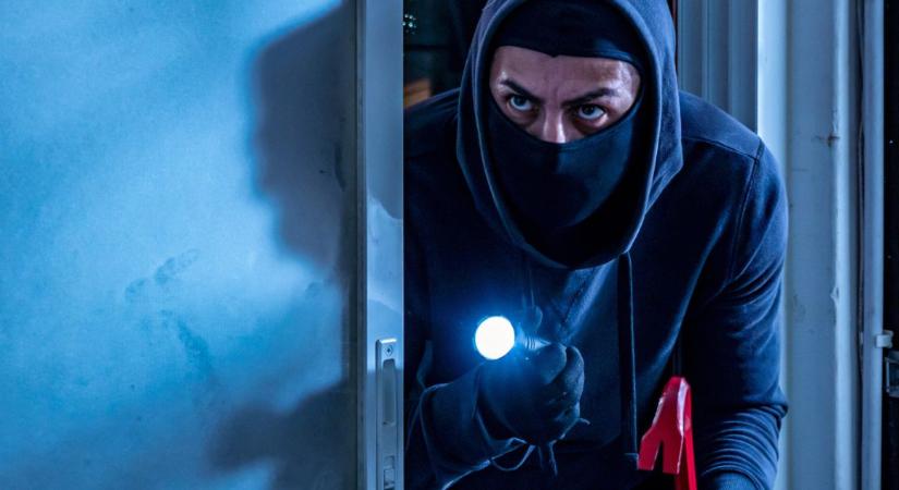 Így menthetjük meg az otthonunkat a betörőktől – Nyáron sokkal több a betörés!