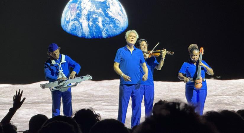 David Byrne budapesti koncertjén üzent Orbánnak és Trumpnak is