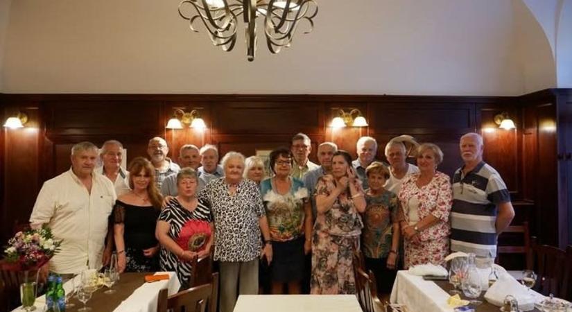 56 éves osztálytalálkozót tartottak Győrben, az Engels Frigyes Általános Iskolában egykor végzett diákok