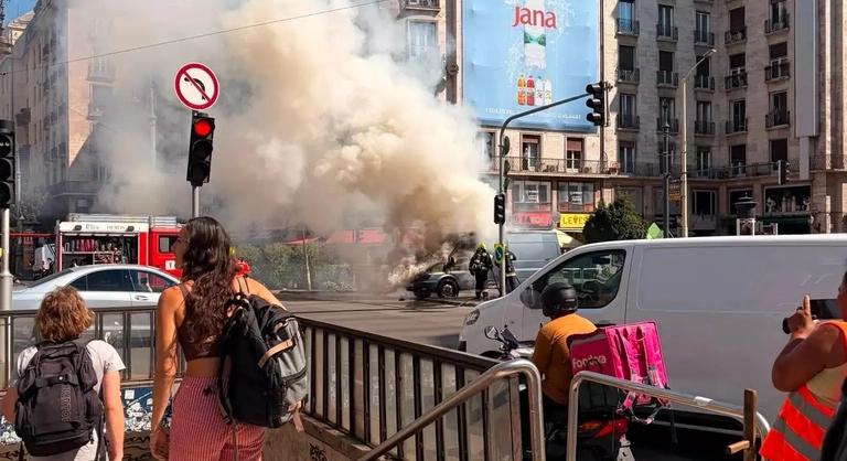 Lángolt egy furgon az Astoriánál, percek alatt ellepték a helyszínt a tűzoltók