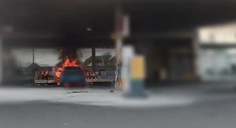 Ilyet se látni mindennap: lángoló autó hajtott be a benzinkútra