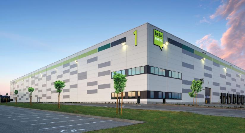 Nemzetközi befektető vásárolta meg a HelloParks fóti logisztikai csarnokát