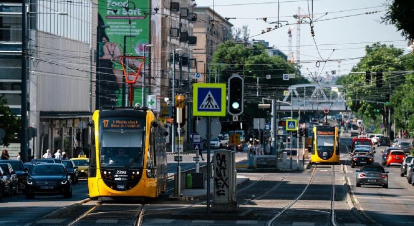 Új villamosokat vetnek be Budapesten, már szállítják is az utasokat