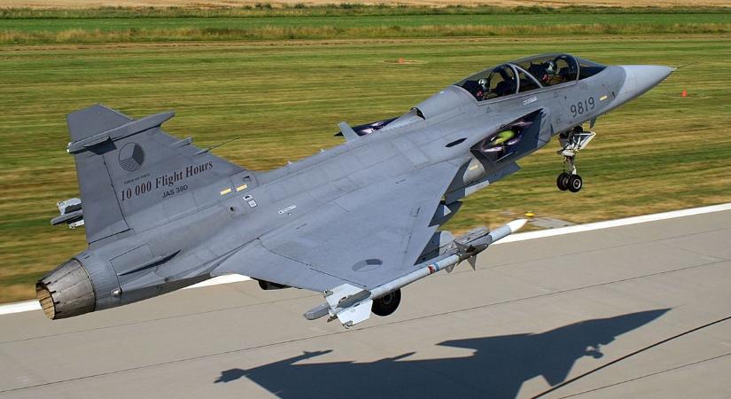 A sas leszállt: megérkezett a Magyar Honvédség két új Gripenje Svédországból!