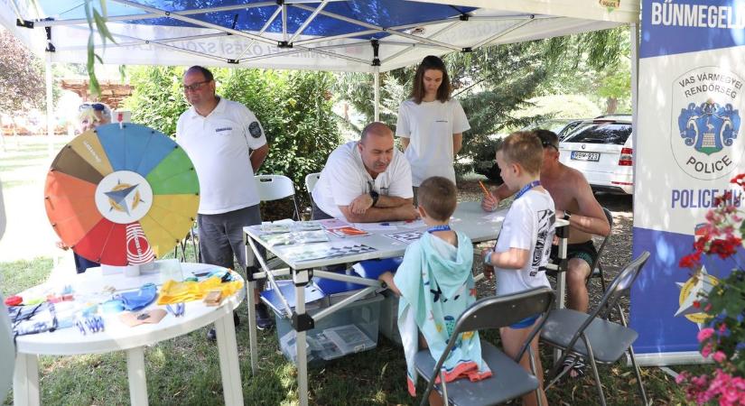 Rendőrök jártak a sárvári fürdőn - tippeket is adtak a strandolóknak - fotók