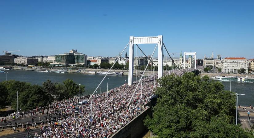 Elfogták a rendőrök a férfit, aki az Erzsébet hídról a Dunába dobálta a Pride-zászlókat