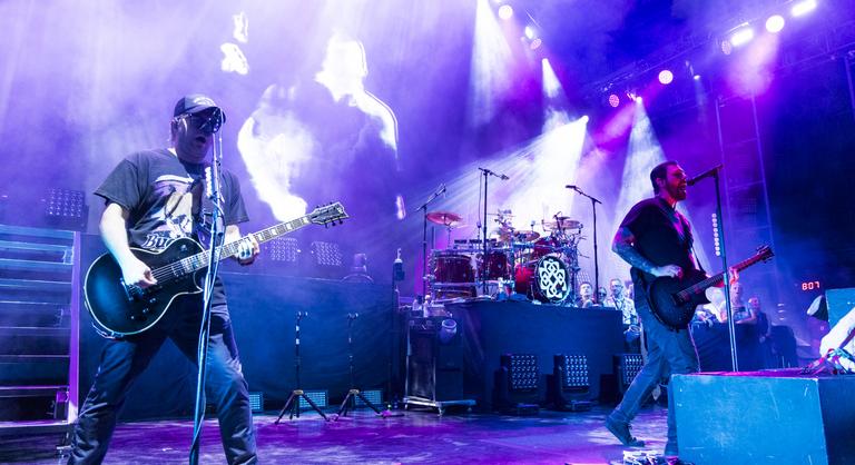 Csaknem egy évtized után tér vissza Magyarországra a kultikus amerikai rockbanda