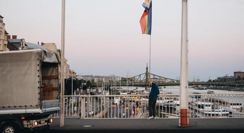 Elfogták az Erzsébet hídra kitűzött szivárványos zászlókat Dunába dobó férfit