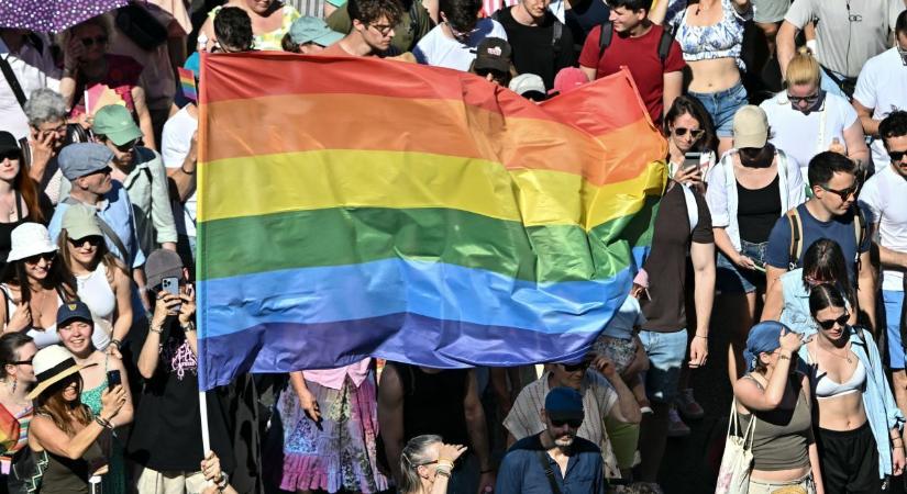 Elfogták a férfit, aki az Erzsébet hídról a Dunába dobálta a Pride-zászlókat