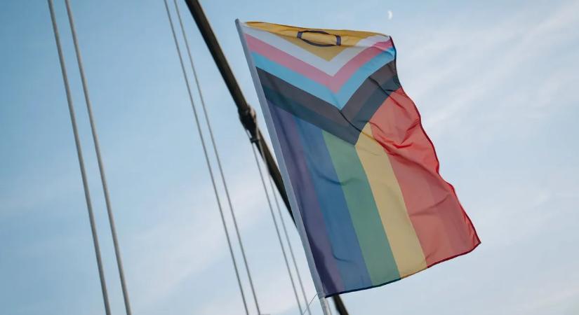 Elfogták a férfit, aki az Erzsébet hídról a Dunába dobálta a pride-zászlókat