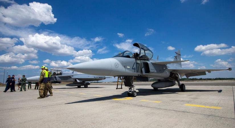 Újabb két JAS–39 landolt Kecskeméten, teljessé vált a magyar Gripen-flotta – fotók, videó