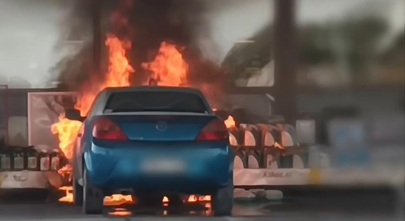 Füstölő motortérrel hajtott ki a benzinkúthoz a sofőr, percekkel később kigyulladt az autó – Videó