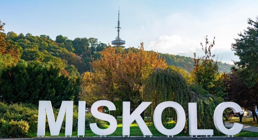 Narancssárgába borult Szinva patak