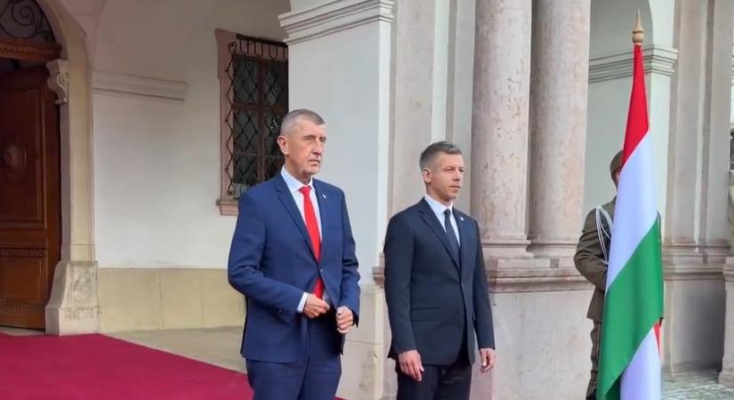Magyar Péter Gödöllőn fogadta Andrej Babis cseh miniszterelnököt – Így indult a V4-találkozó – videó