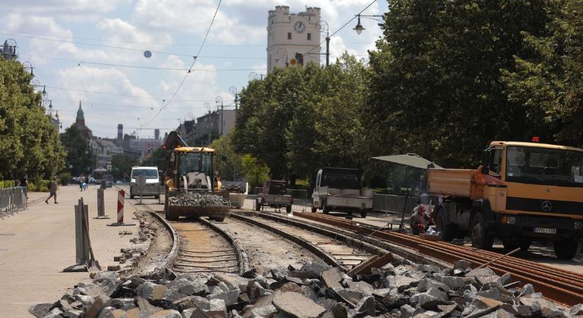 Folytatódnak a felújítási munkálatok a villamosvonalon, már a második ütemet is elkezdték – fotókkal