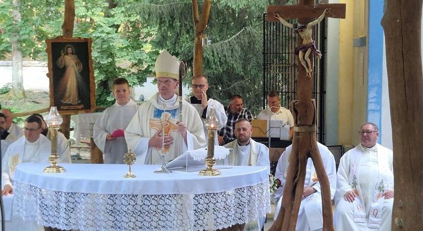 Felvidéki és kárpátaljai zarándokok töltötték meg a pozbai Szentkút-kegyhelyet