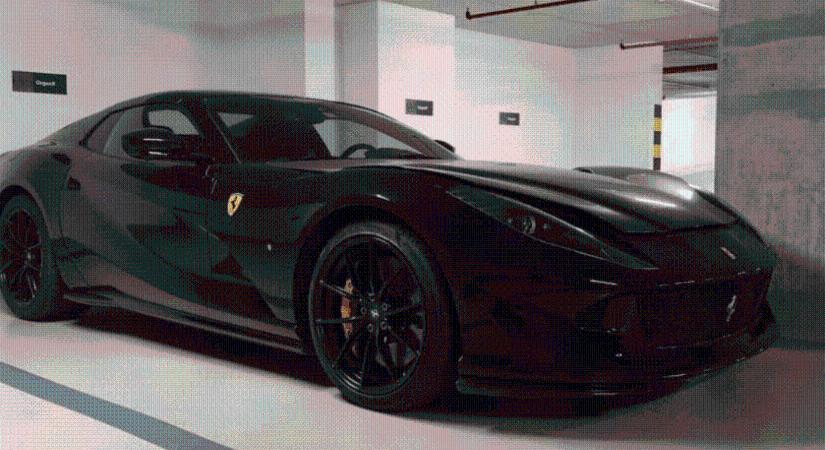 Egy 140 milliós, fekete Ferrari áll napok óta a korrupciós botrányban érintett OrganX Zrt.-nek a parkolóhelyén