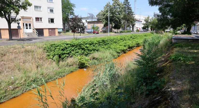 Rejtély és riadalom Borsodban: narancssárgává vált egy patak vize – fotók