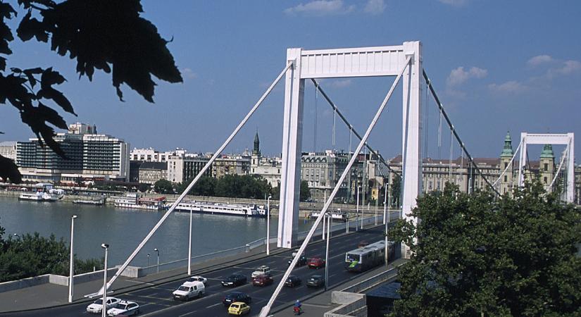 Megvan, ő az! Elfogták az Erzsébet hídról pride-zászlókat a Dunába dobáló férfit