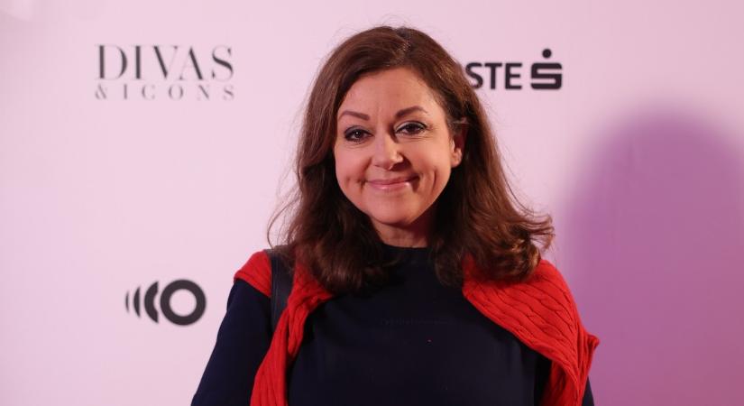Így még biztosan nem látta a tévést: kádban pihent meg Erdélyi Mónika – fotók