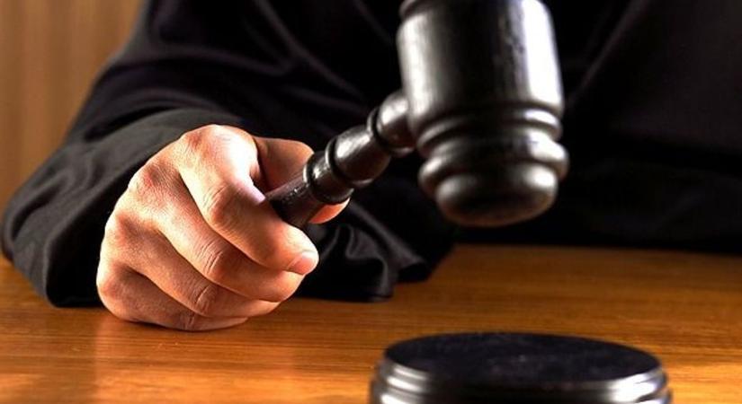 Lövések, autós üldözés, láncfűrészes fenyegetés – három súlyos erőszakos ügy is bíróság előtt