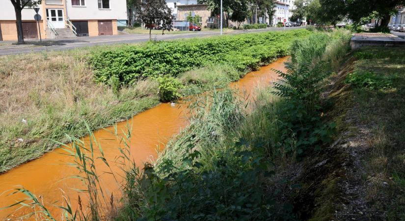 Narancssárga lett a Szinva patak Miskolcon