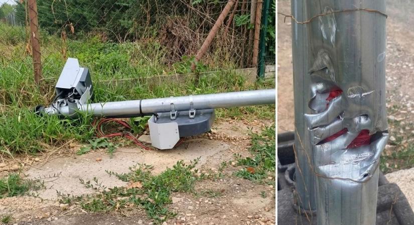 Nem tetszett az új traffipax, fejszével estek neki Debrecenben – fotókkal