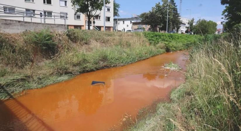Mi történt? Narancssárgává változott a Szinva patak vize - videó