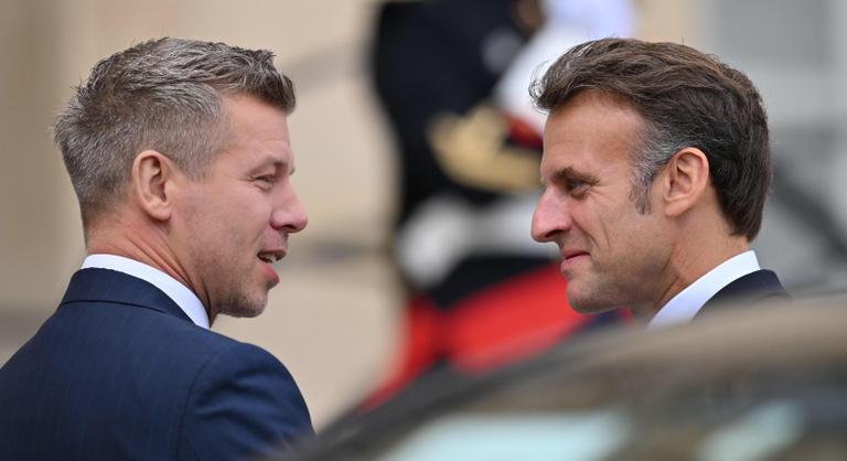 Magyar Péter a fűnyíróelvet érvényesítve küldi el a francia Becsületrend magyar kitüntetettjét