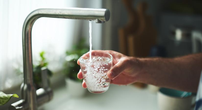 Estére már csak csordogál a víz a csapból – túlterhelődtek a vízhálózatok a hőségtől