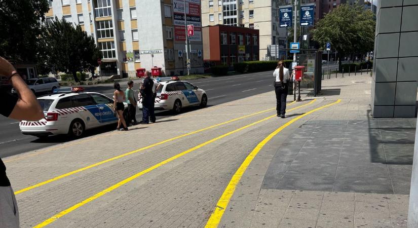 Itt vajon mi történt? Rendőrök érkeztek az Árkád bejáratához! – VIDEÓ
