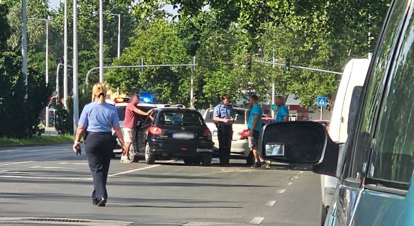 Három autó ütközött össze Újszegeden, nagy káoszt okozhat a délutáni csúcsban