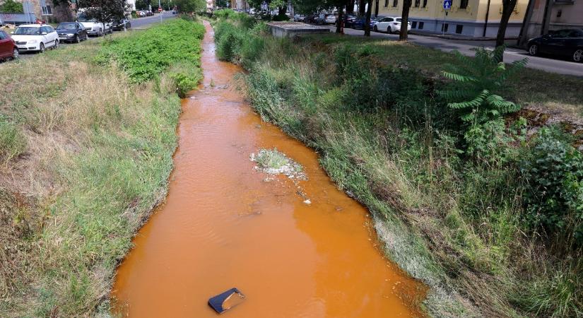 Rejtély: narancssárga lett a Szinva patak Miskolcon – fotó