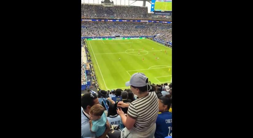 Videón, ahogy a lehető legrosszabb pillanatban került elő egy jegygyűrű az uruguayi szurkolók padján