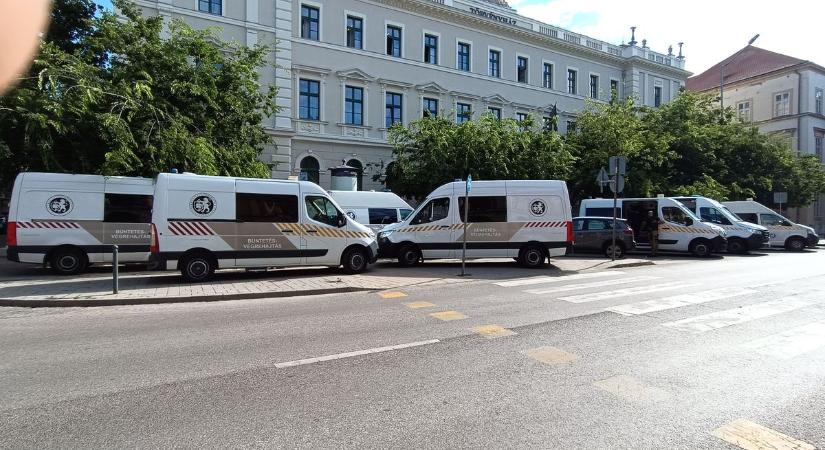 Különös flotta, rejtélyes akció a Szolnoki Törvényszék előtt – rákérdeztünk, mi történt
