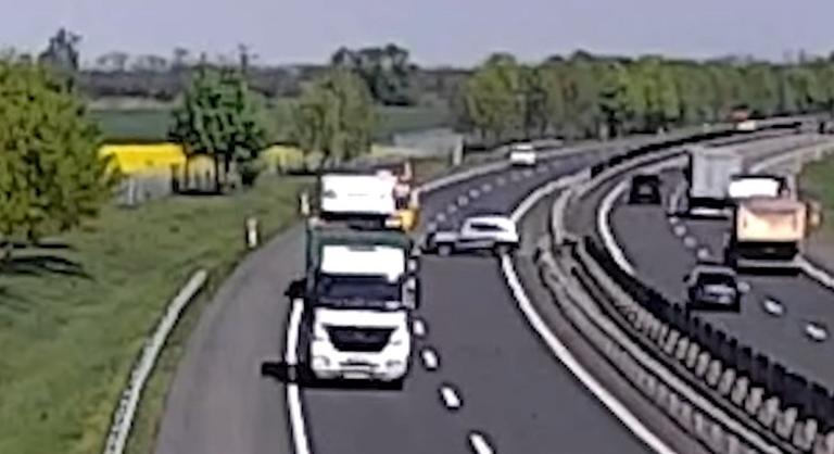 Kamionmentőnek ütközött, majd a szalagkorlátnak csapódott egy autó, mert elaludt a sofőr