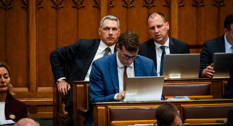 Magyar Péter úgy osztja az igét az ellenzékbe szorult régi uraknak, mintha legalábbis az Olümposzról szállt volna alá
