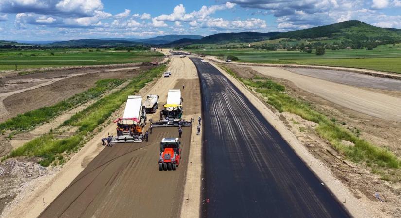 Már aszfaltoznak az A8-as autópálya Marosvásárhely–Nyárádszereda szakaszán