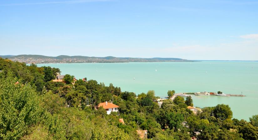 Újra megnyílt a Balaton egyik legnépszerűbb kilátója: a sorsa azonban továbbra is bizonytalan