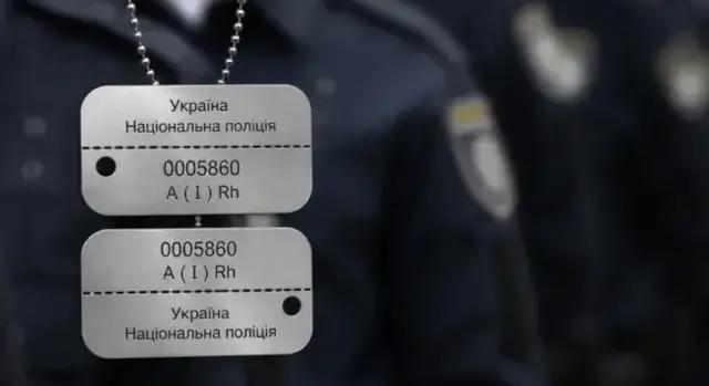 A kormány azonosító jelvényt vezet be a rendőrök számára