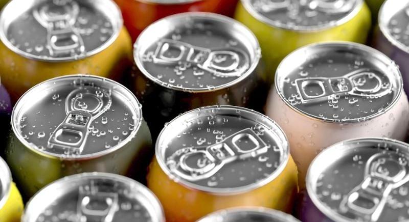 Pluszpénzt kérnek a hideg üdítőért egy ceglédi kisboltban – kiakadtak a vevők a hűtési díjon