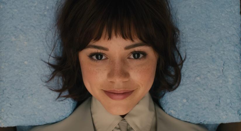 Jenna Ortega egy robotot alakít Waititi új sci-fijében, előzetest kapott a Klara és a Nap