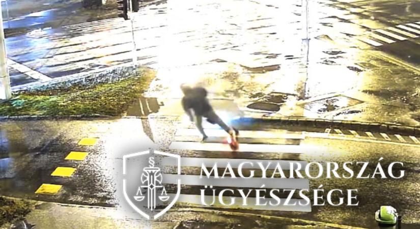 Zebrán esett hatalmasat az ittas rolleres, vádat emeltek ellene – videó