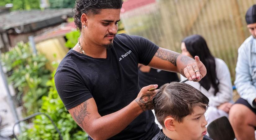 Példaképpé vált a roma fiatalok szemében a győri fodrász - Fotók
