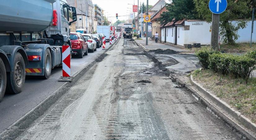 Jönnek az újabb lezárások, következő szakaszba lépett az útfelújítás Egerben